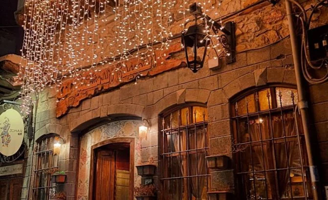 ولسا في ساحة الروضة وعرنوس الذرة، قهوة النوفرة ونطرة الحكواتي، شط طرطوس وكورنيش اللاذقية، قلعة حلب ونهر عفرين، نواعير حماة وجمال الريف.