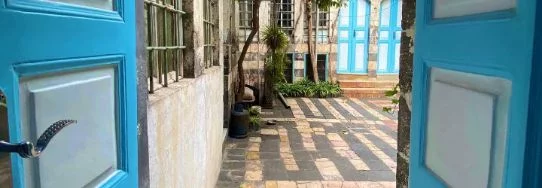 زيارة كومس قلعة الحصن